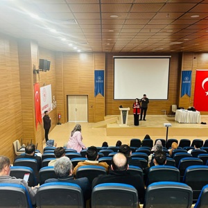 Şiddet Önleme ve İzleme Merkezi (ŞÖNİM) Eğitim Birimi tarafından, Osmaniye Gençlik ve Spor İl Müdürlüğü personeline yönelik; kadına yönelik şiddetle mücadele, Alo 183 Sosyal Destek Hattı, KADES, elektronik kelepçe uygulaması ile erken yaşta ve zorla evliliklerle mücadele konularında eğitim semineri gerçekleştirilmiştir. - fotoğraf 1