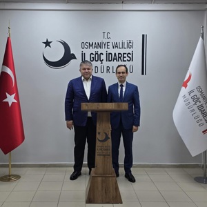 İl Müdürümüz Sayın Tolga Nacar, Göç İdaresi Başkanlığının 13. kuruluş yıl dönümü münasebetiyle İl Göç İdaresi Müdürü Sayın Mehmet Erbaş’ı ziyaret etti. - fotoğraf 1