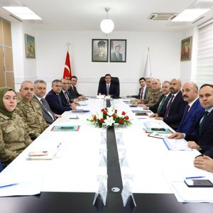 Valimiz Sayın Ahmet Karakaya başkanlığında 'Okullarda Güvenlik ve Psikososyal Önlemler Toplantısı' gerçekleştirildi - fotoğraf 1