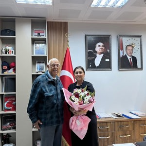Huzurevimizin Kıymetli Çınarı İsmet Amcamızdan, İl Müdürümüz Sayın Emine BÖÇKÜN’e Gönülleri Isıtan Ziyaret - fotoğraf 2
