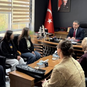 Çocuk Hizmetleri Genel Müdürlüğü 9. Türkiye Badminton Şampiyonası'na katılacak olan çocuklarımız, İl Müdürümüz Adem YÜCEL’i makamında ziyaret etti. - fotoğraf 2