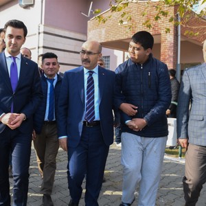 Valimiz Mahmut Demirtaş, Karaisalı Engelsiz Yaşam Bakım Rehabilitasyon ve Aile Danışma Merkezimizde İncelemelerde Bulundu - fotoğraf 1