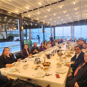 Mümkün” Adlı Tiyatro Oyununun Gösterimi Öncesinde Oyunculara Moral Yemeği Düzenlendi - fotoğraf 3