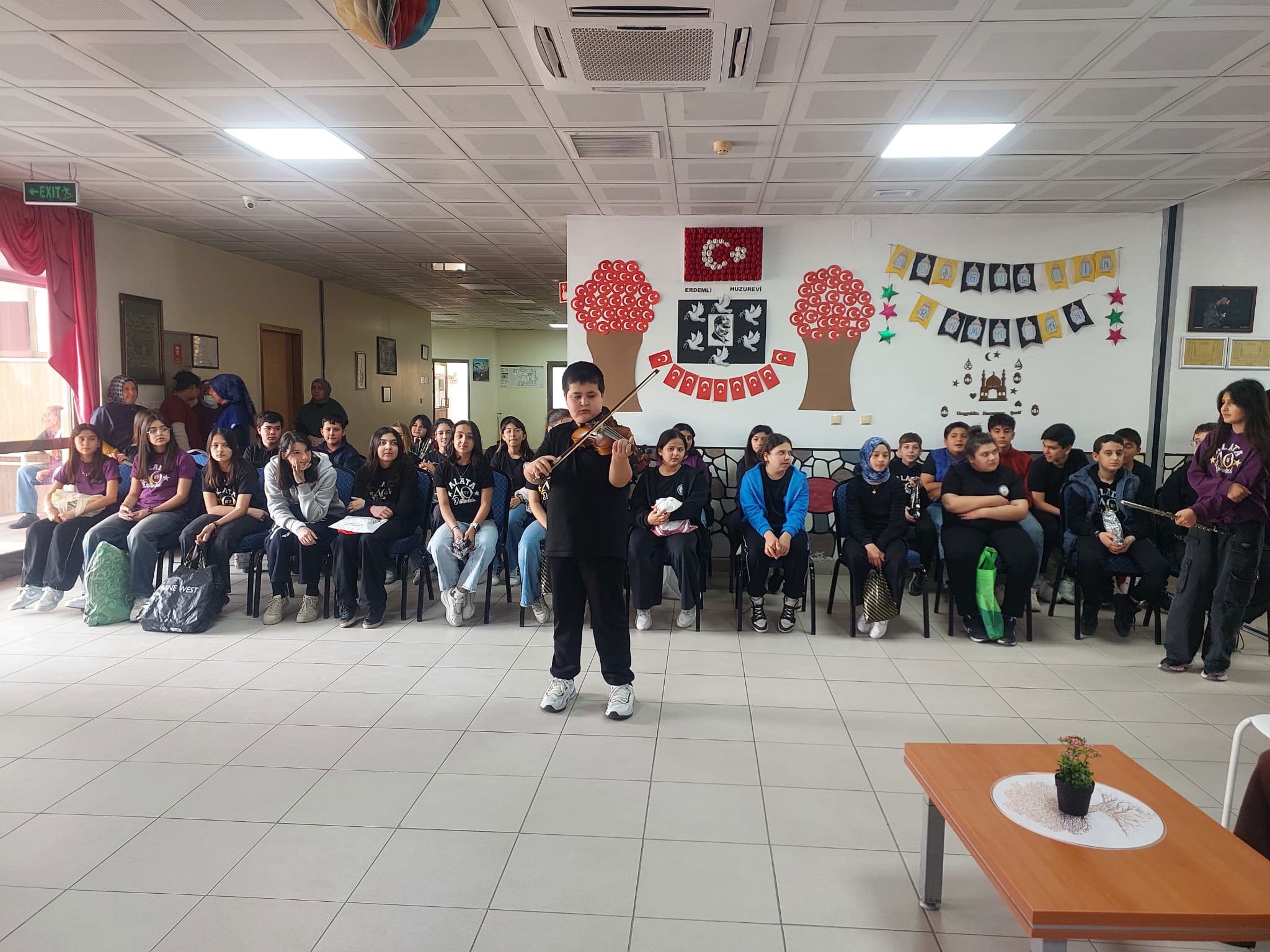 #ErdemliHuzurevi sakinlerimizin bugünkü misafiri Mersin İl Milli Eğitim Müdürlüğünün yürüttüğü ‘Şefkat Haresi’ projesi kapsamında görevli Alata İlkokulu öğrencileri ve öğretmenleriydi. - fotoğraf 1