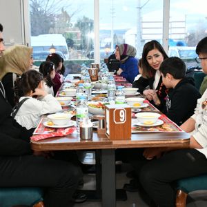 İl Müdürümüz Sayın Çiğdem AÇIKYILDIZ KAZEL, çocuk evimizde kalan çocuklarımızla iftar programında bir araya geldi. - fotoğraf 1