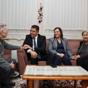 Valimiz Sayın Selçuk Aslan Şehit Ailesini Ziyaret Etti. - fotoğraf 2
