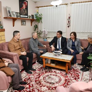 Valimiz Sayın Selçuk Aslan Şehit Ailesini Ziyaret Etti. - fotoğraf 1