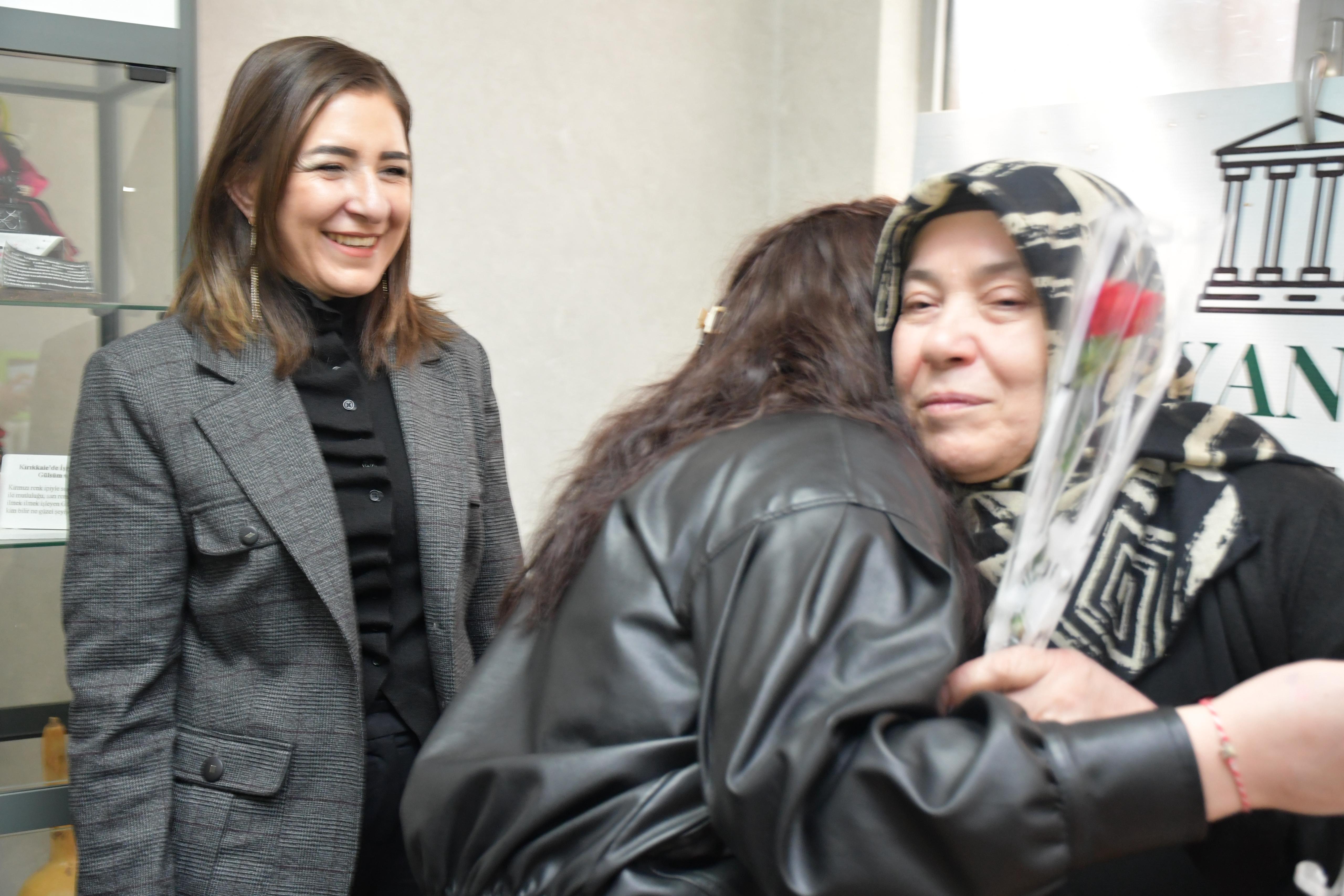 Koruma ve bakım altında bulunan çocuklarımız, Bakanlığımızın “Sanata Teşvik ve Sanatla Yaşam Programı” kapsamında kitre bebek yapım kursuna katılan kıymetli şehit annelerimizi ziyaret etti.