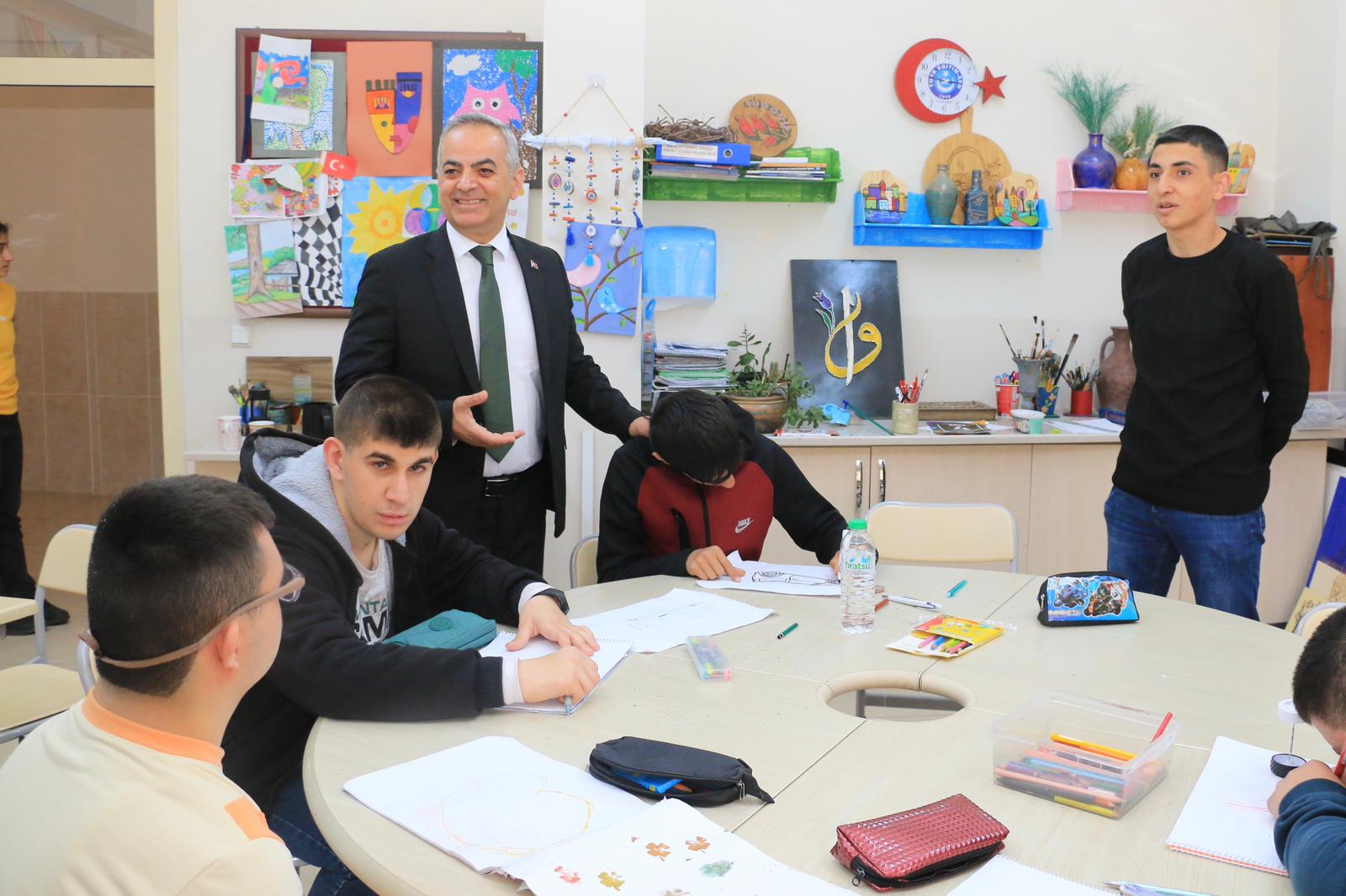 İL MÜDÜRÜMÜZ SAYIN ÖMER FARUK ERGÜN ABDULLAH HAKAN TANGÜLÜ ÖZEL EĞİTİM MESLEK OKULUNDAKİ ÖZEL ÖĞRENCİLERİ ZİYARET ETTİ