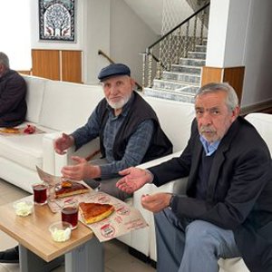 Alparslan Türkeş Huzurevi’nde anlamlı bir vefa programı gerçekleştirildi. - fotoğraf 10