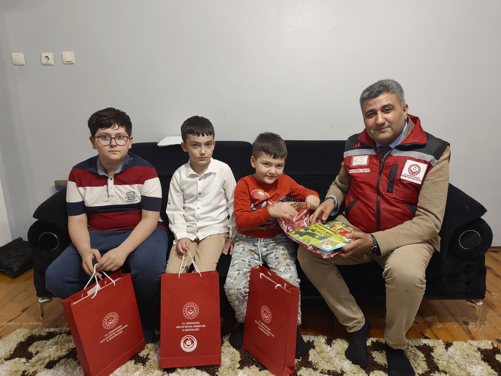 23 Nisan Ulusal Egemenlik ve Çocuk Bayramı kapsamında şehit yakını ve gazi ailelerimizin çocuklarına yönelik hane ziyaretleri gerçekleştirilmiştir.