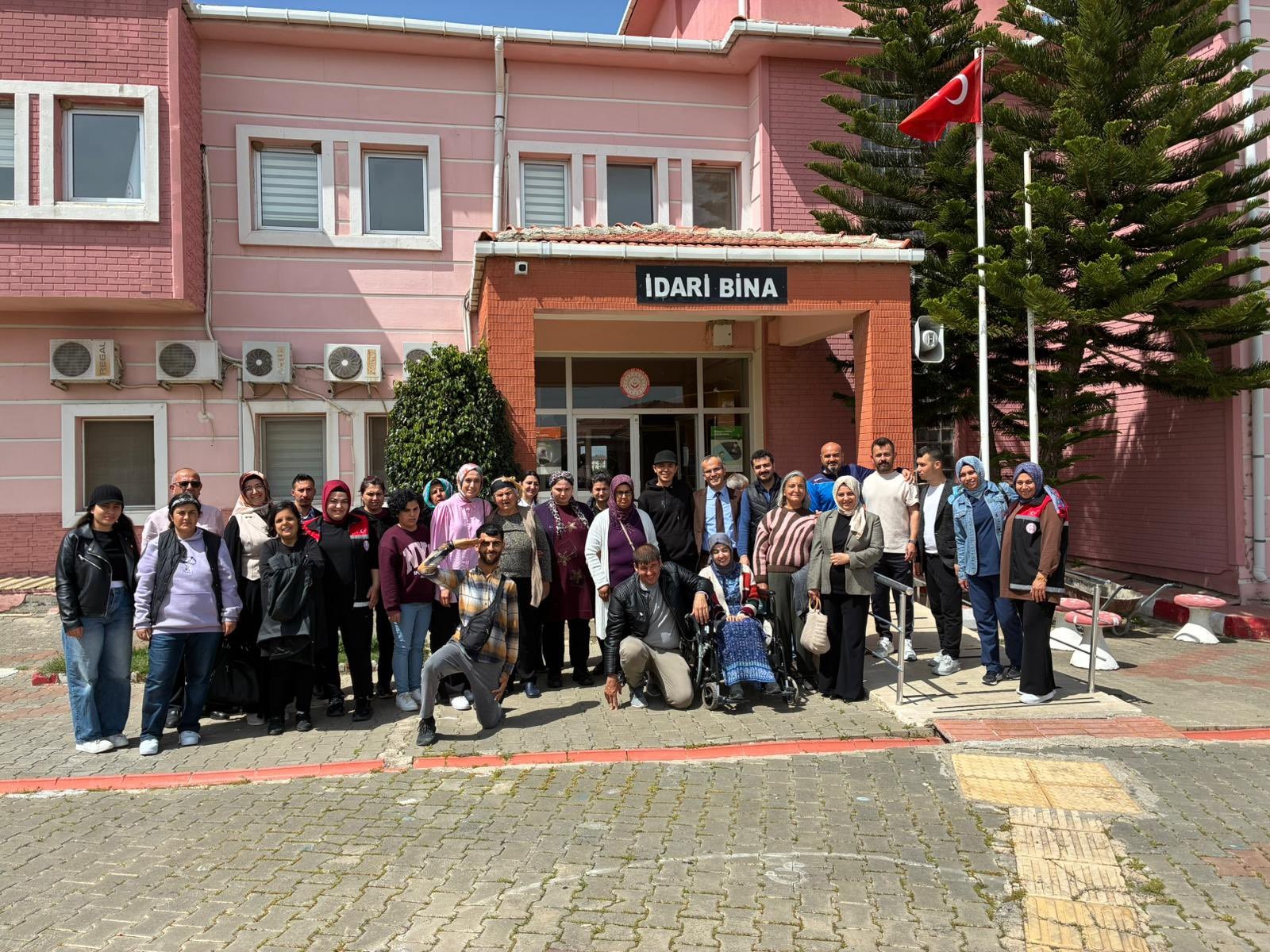 Osmaniye Bakım, Rehabilitasyon ve Aile Danışma Merkezi Müdürlüğünden hizmet alan özel bireylerimiz, Kadirli Engelsiz Yaşam Merkezi Müdürlüğünü ziyaret etmiştir.