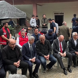 Sayın Valimiz Mehmet Fatih Serdengeçti, Kahramanmaraş Valisi Mükerrem Ünlüer, önceki dönem Tarım ve Orman Bakanı ve Kahramanmaraş Milletvekili Vahit Kirişci, İl Müdürümüz Sayın Tolga Nacar, siyasi parti temsilcileri ,belediye başkanları ve sivil toplum kuruluşu üyeleri Kahramanmaraş’ta yaşanan elim hadisede hayatını kaybeden yavrumuz,hemşehrimiz Adnan Göktürk Yeşil’in Düziçi’nde  düzenlenen taziye ziyaretine katıldılar. - fotoğraf 3