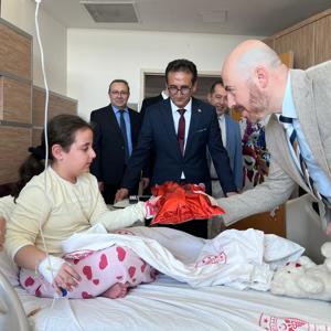 Hastanede Yatan Çocuklara 23 Nisan Sürprizi - fotoğraf 1