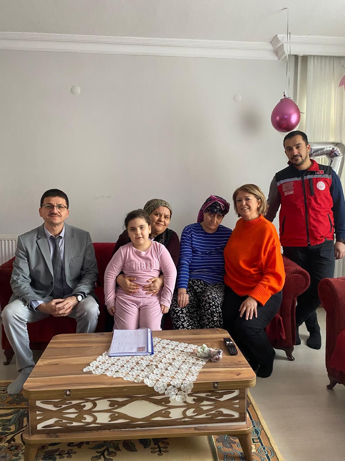 Engelli Evde Bakım Yardımı hizmetinden yararlanan aileler hanelerinde ziyaret edilmiştir.