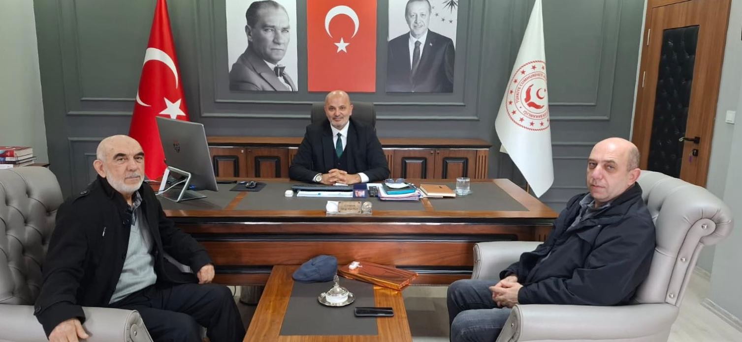 Kıbrıs Gazisi Mehmet YILMAZ ve oğlu Kemal YILMAZ, hemşerileri olan İl Müdürümüz Yakup KÜTÜK’ü makamında ziyaret etti.