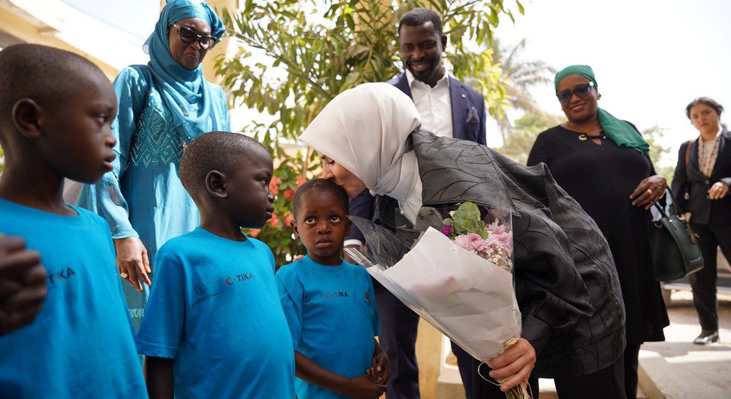 Bakanımız Göktaş, Senegal’de Türkiye'nin destekleriyle faaliyet gösteren sosyal hizmet merkezlerini ziyaret etti