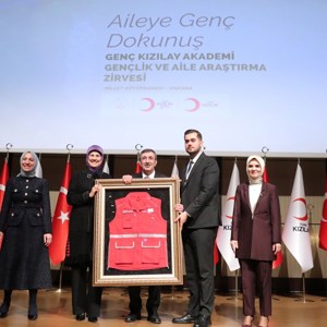 Bakanımız Göktaş, Genç Kızılay Akademi Gençlik ve Aile Araştırma Zirvesi'nde konuştu - fotoğraf 2