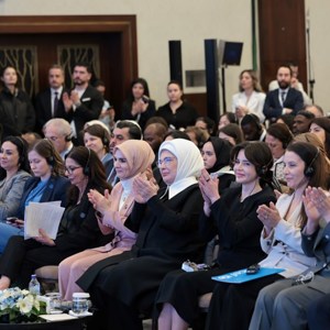 Emine Erdoğan Hanımefendi ve Bakanımız Göktaş, "Çocukların Dijital Ortamda Korunmasına İlişkin Uluslararası Politika ve Uygulama Paylaşımı" toplantısına katıldı - fotoğraf 2