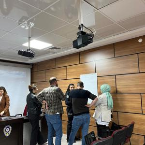  Uşak İl Emniyet Müdürlüğü personeline yönelik “Afet ve Acil Durumlarda Psikolojik İlk Yardım” Verildi - fotoğraf 4