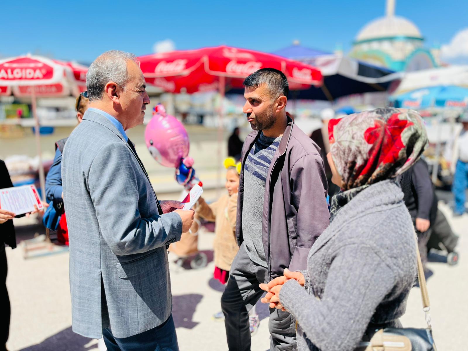 Saha çalışmaları kapsamında; sosyal hizmetlere erişim, aile destekleri ve çocuk hizmetleri başta olmak üzere pek çok konuda bilgilendirme yapıldı.