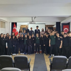 Vatan ve Kahramanlık Buluşmaları ile Gazilerimiz ve Rahmi Kula Anadolu Lisesi Öğrencileri Bir Araya Geldi - fotoğraf 1