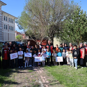 Sayın Bakanımız Mahinur Özdemir Göktaş öncülüğünde, ülkemizde başlatılan ve İl Müdürlüğümüz koordinesinde de Erzincan’da yürütülen “Ekransız Çocuklar” sloganı kapsamında; çocuklarımızla dijital ekranlardan uzaklaşarak sosyal, kültürel, ve fiziksel etkinliklerle buluştuk ve onlarla eğlenceli vakit geçirdik. - fotoğraf 1