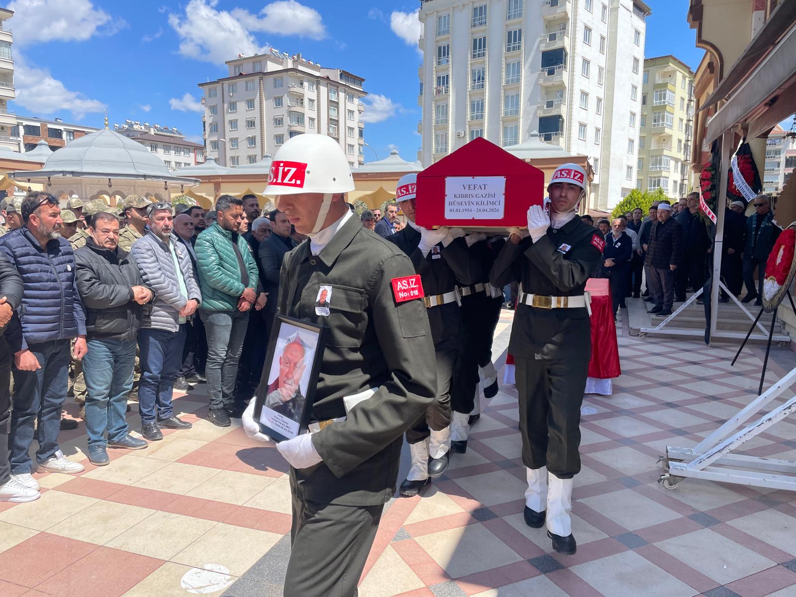 Kıbrıs Gazimiz Hüseyin Kilimci’yi Kayabaş Cami’de düzenlenen cenaze töreni ile son yolculuğuna uğurladık