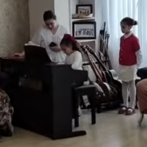 Köşk Huzurevinde, Vokal Müzik Kursu Öğrencileri İle Huzurevi Sakinlerimizi Bir Araya Getiren Anlamlı Bir Etkinlik Düzenlendi. - fotoğraf 4