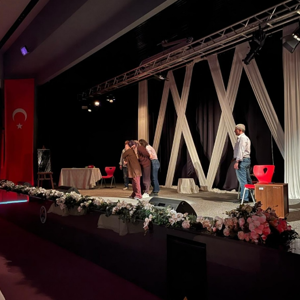 Türk Kadınlar Konseyi Derneği Trabzon Şubesi İş Birliğiyle Hazırlanan “Mümkün” Adlı Tiyatro Oyunumuz, İl Müdürlüğümüz Personeli Tarafından Sahnelendi. - fotoğraf 2