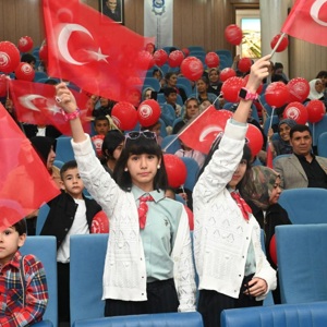 23 Nisan Ulusal Egemenlik ve Çocuk Bayramı kapsamında, İl Müdürlüğümüzden hizmet alan çocuklarımız, şehit ve gazilerimizin kıymetli evlatları ile Türk Kızılay Başkanlığından misafir olarak katılan çocuklarımız, Osmaniye Organize Sanayi Bölge Müdürlüğünde (OSB) düzenlenen programda #23Nisan coşkusunu hep birlikte yaşadılar. - fotoğraf 2