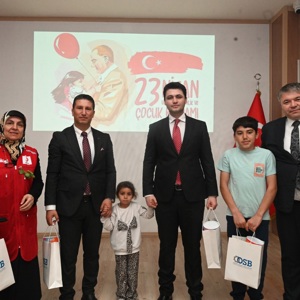 Sayın Vali Yardımcımız Sıtkı Özmen ,İl Müdürümüz Sayın Tolga Nacar,Osmaniye Organize Sanayi Bölge Müdürü Sayın Musa Gönül ,Kızılay Kadın Kolları Başkanı Şule Nacar hanımefendi 23 Nisan Ulusal Egemenlik ve Çocuk Bayramı kutlamamızda yarınımızın teminatı çocuklarımızla birlikte Organize Sanayi Bölge Müdürülüğünde yapılan Tiyatro etkinliğine katılım sağladılar . - fotoğraf 2