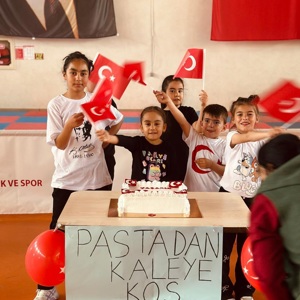 Bahçe Sosyal Hizmet Merkezi Müdürlüğü Şehit Yakınları ve Gaziler Birimi 23 Nisan Ulusal Egemenlik ve Çocuk Bayramı kapsamında düzenlenen “Pastadan Kaleye; Koş Eğlenceye” temalı etkinlik ile  çocuklarımızla birlikte keyifli vakit geçirdiler. - fotoğraf 1