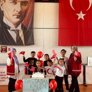 Bahçe Sosyal Hizmet Merkezi Müdürlüğü Şehit Yakınları ve Gaziler Birimi 23 Nisan Ulusal Egemenlik ve Çocuk Bayramı kapsamında düzenlenen “Pastadan Kaleye; Koş Eğlenceye” temalı etkinlik ile  çocuklarımızla birlikte keyifli vakit geçirdiler. - fotoğraf 2