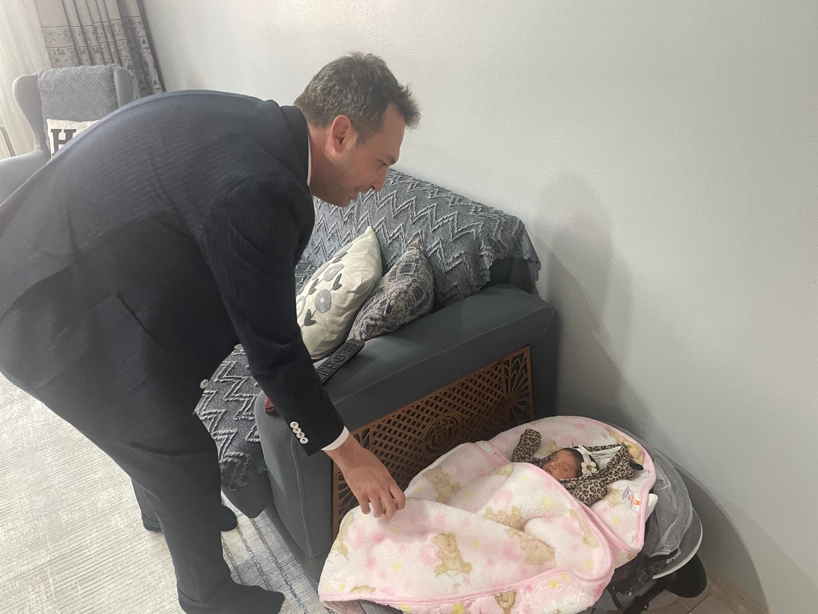 İl Müdürümüz Sn. Çetin Tutaş ,Yakın zamanda bebekleri dünyaya gelen ailemizi ziyaret etti.