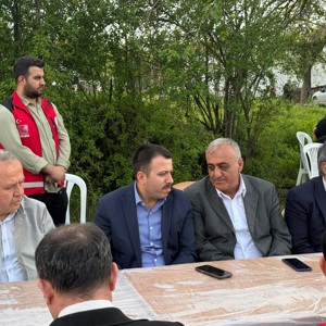 Düziçi Kaymakamı Sayın Kadir Yurdagül ve eşi Tuba Yurdagül hanımefendi ,Sosyal Hizmet Merkezi Müdürü Fatih Hürata  ve kurum personellerimiz ile birlikte, Kahramanmaraş -Onikişubat  Ayser Çalık Ortaokulu’nda meydana gelen elim olay sonucunda hayatını kaybeden kıymetli evladımız Adnan Göktürk Yeşil için okutulan Mevlid-i Şerif programına katılım sağlamışlardır. - fotoğraf 3