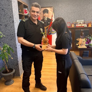 Çocuk Evleri Koordinasyon Merkezi Müdürlüğü’ne bağlı çocuk evlerimizde hizmet alan çocuklarımız, Kadirli İlçe Emniyet Müdürümüzü ziyaret etti. Sohbetler eşliğinde güzel vakit geçirmeleri sağlandı. - fotoğraf 1