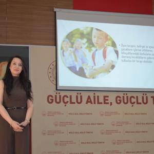 Klinik Psikolog Satı Karaşahin İl Müdürlüğümüzde Oyun Terapisi Temelli Neler Yapılabilir? konusu hakkında Bilgilendirici Eğitim Verdi - fotoğraf 1
