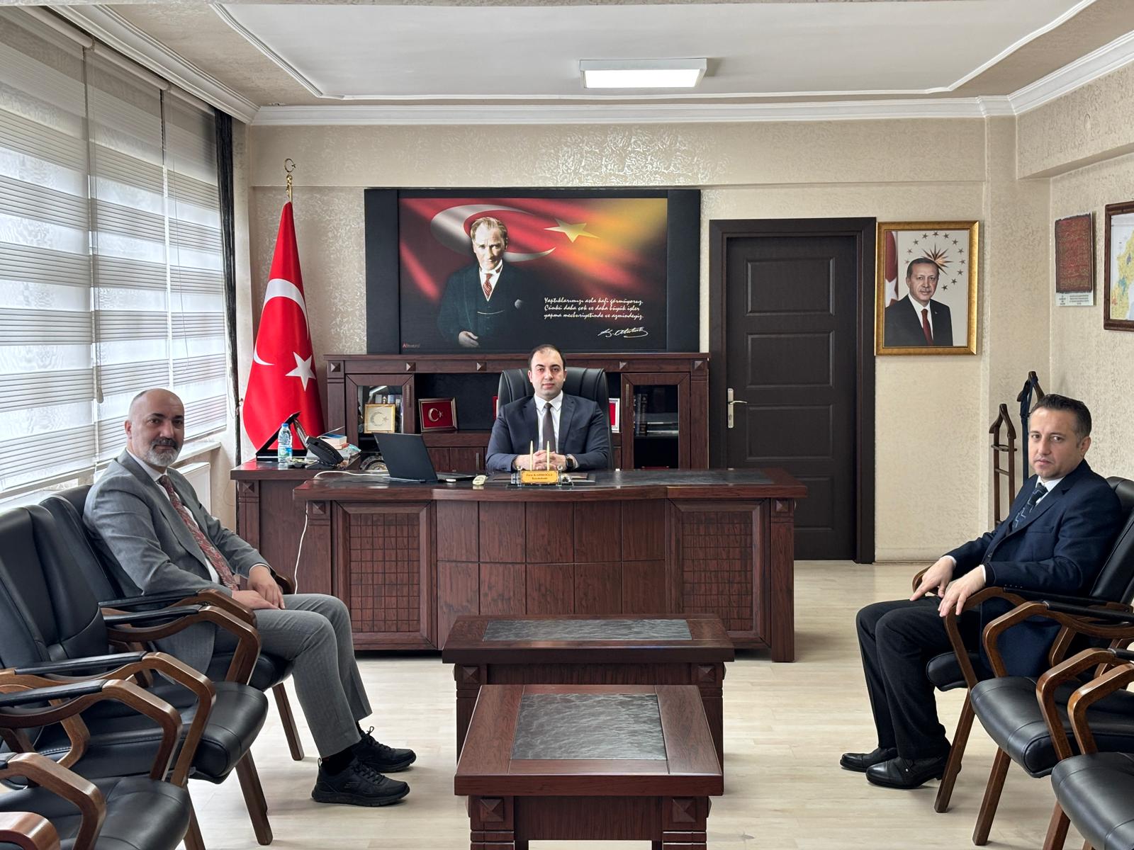 İl Müdürümüz Sn. Yavuz Korkmaz ve İl Müdür Yardımcımız Sn. Hasan Turgal ile birlikte, Ulus Kaymakamı Sn. Fırat Kadiroğlu’nu makamında ziyaret ettik.