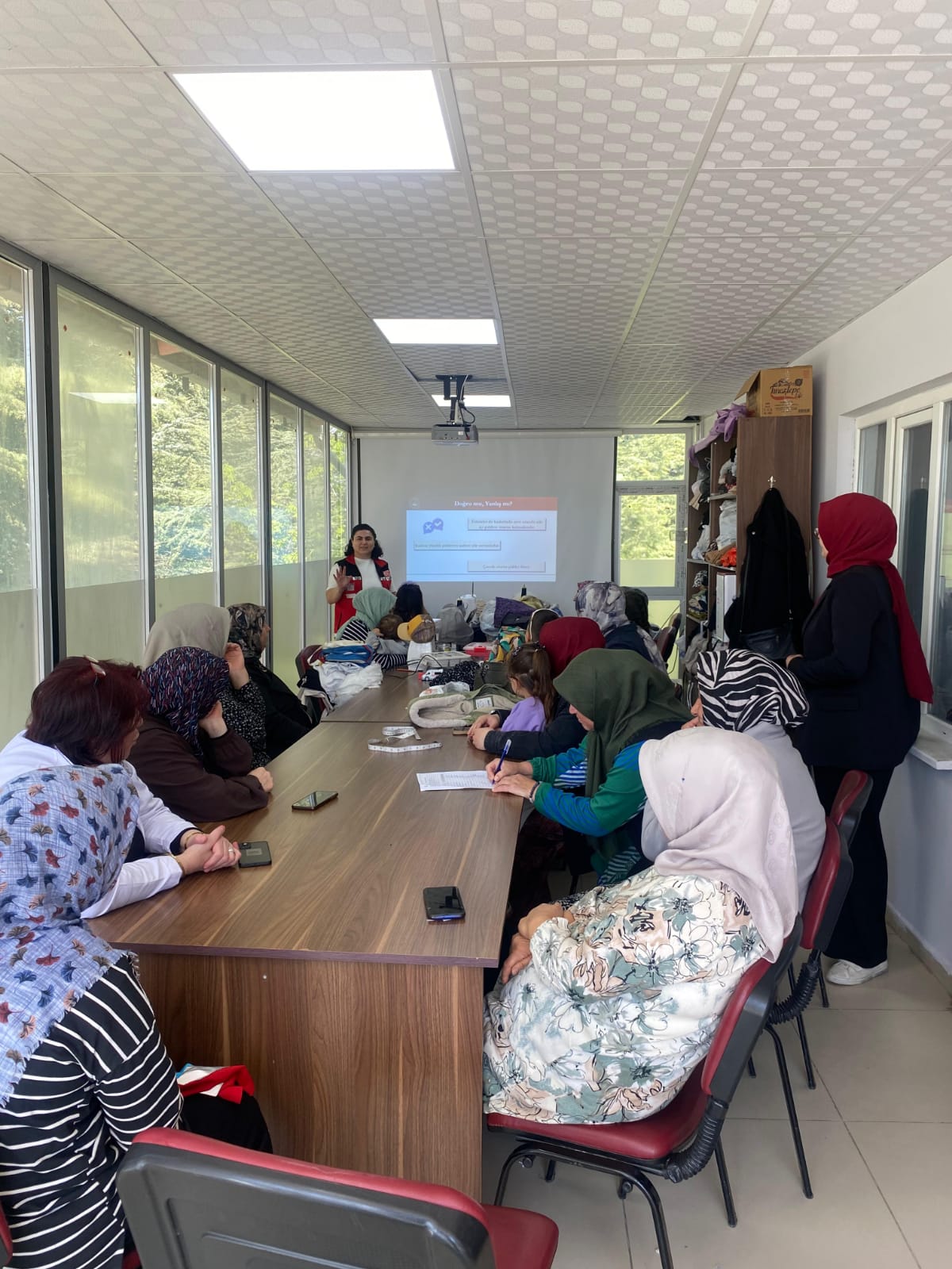 Hocalar Kadın Kültür evi ve Hocalar Aile Destek Merkezinde(ADEM) kursiyerlerine Bilgilendirici Eğitim Verildi