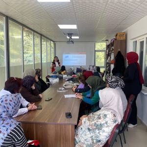 Hocalar Kadın Kültür evi ve Hocalar Aile Destek Merkezinde(ADEM) kursiyerlerine Bilgilendirici Eğitim Verildi - fotoğraf 1