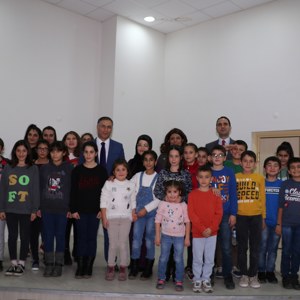 Valimiz Sayın Köksal Şakalar Ve Eşi Müslime Şakalar Hanımefendi, Çocuk Evleri Sitesindeki Çocuklarımızla Akşam Yemeğinde Bir Araya Geldi - fotoğraf 1