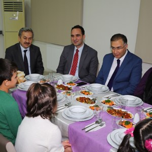 Valimiz Sayın Köksal Şakalar Ve Eşi Müslime Şakalar Hanımefendi, Çocuk Evleri Sitesindeki Çocuklarımızla Akşam Yemeğinde Bir Araya Geldi - fotoğraf 2