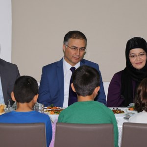 Valimiz Sayın Köksal Şakalar Ve Eşi Müslime Şakalar Hanımefendi, Çocuk Evleri Sitesindeki Çocuklarımızla Akşam Yemeğinde Bir Araya Geldi - fotoğraf 3