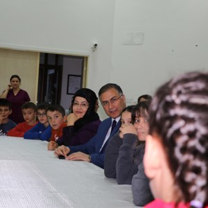 Valimiz Sayın Köksal Şakalar Ve Eşi Müslime Şakalar Hanımefendi, Çocuk Evleri Sitesindeki Çocuklarımızla Akşam Yemeğinde Bir Araya Geldi - fotoğraf 5
