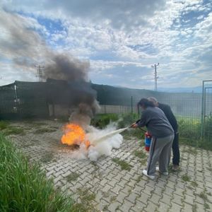 Yazıköy Engelsiz Yaşam Bakım Rehabilitasyon ve Aile Danışma Merkezi Müdürlüğümüzde Afet ve Yangın Farkındalık Eğitimi Gerçekleştirildi - fotoğraf 4