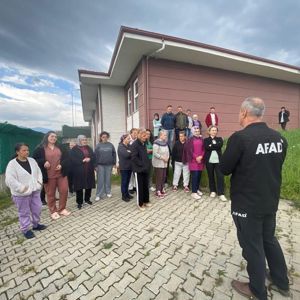 Yazıköy Engelsiz Yaşam Bakım Rehabilitasyon ve Aile Danışma Merkezi Müdürlüğümüzde Afet ve Yangın Farkındalık Eğitimi Gerçekleştirildi - fotoğraf 5