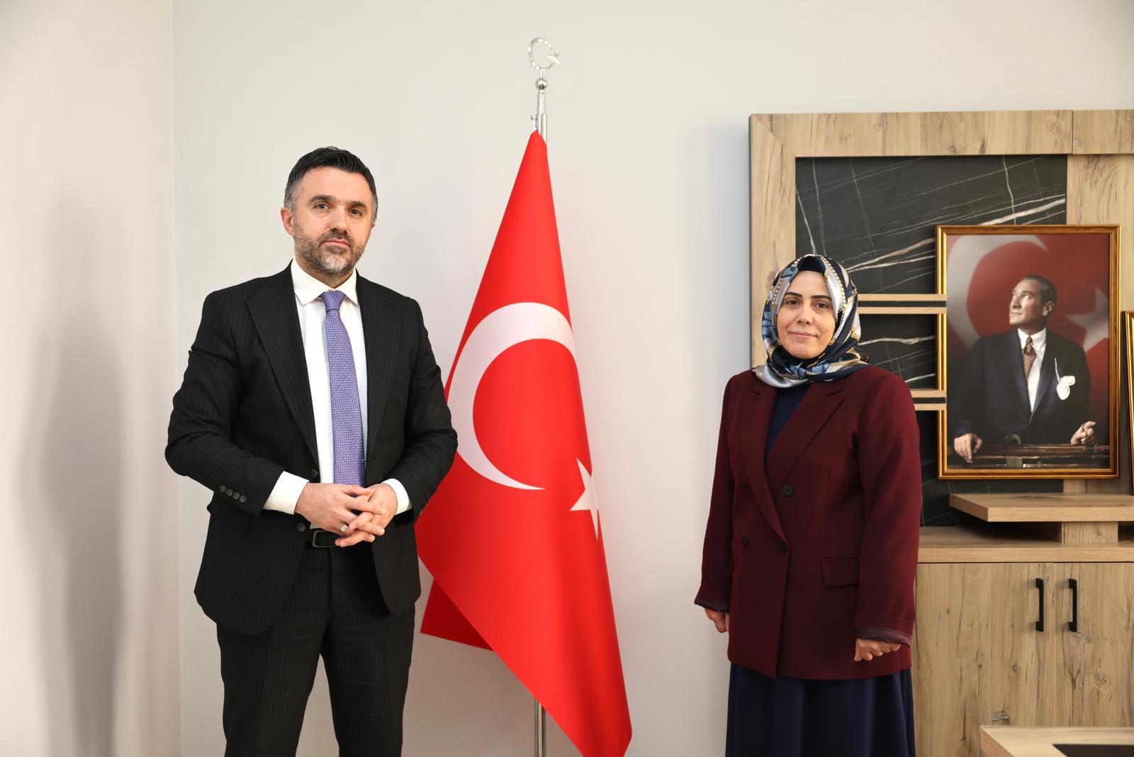 İl Müdürümüz Sn. Ömer Turan, Zeytinburnu Sosyal Hizmetler Merkezi Müdürü Olarak Göreve Başlayan Kadriye Yıldız’a Hayırlı Olsun Ziyaretinde Bulundu