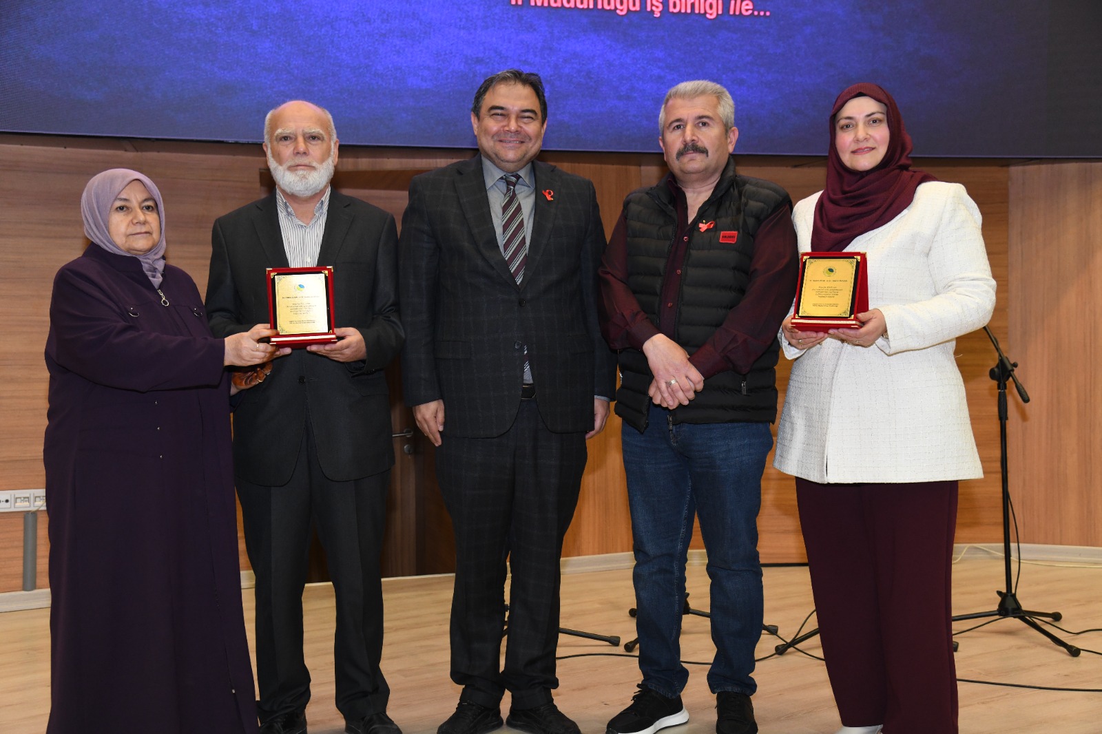 Kırşehir Valiliğimizin himayesinde, Aile ve Sosyal Hizmetler İl Müdürlüğümüz ve Ahi Evran Üniversitemizin iş birliğiyle düzenlediğimiz Koruyucu Aile Paneli'nde, yürekleri ısıtan bir gerçeği bir kez daha hatırladık: