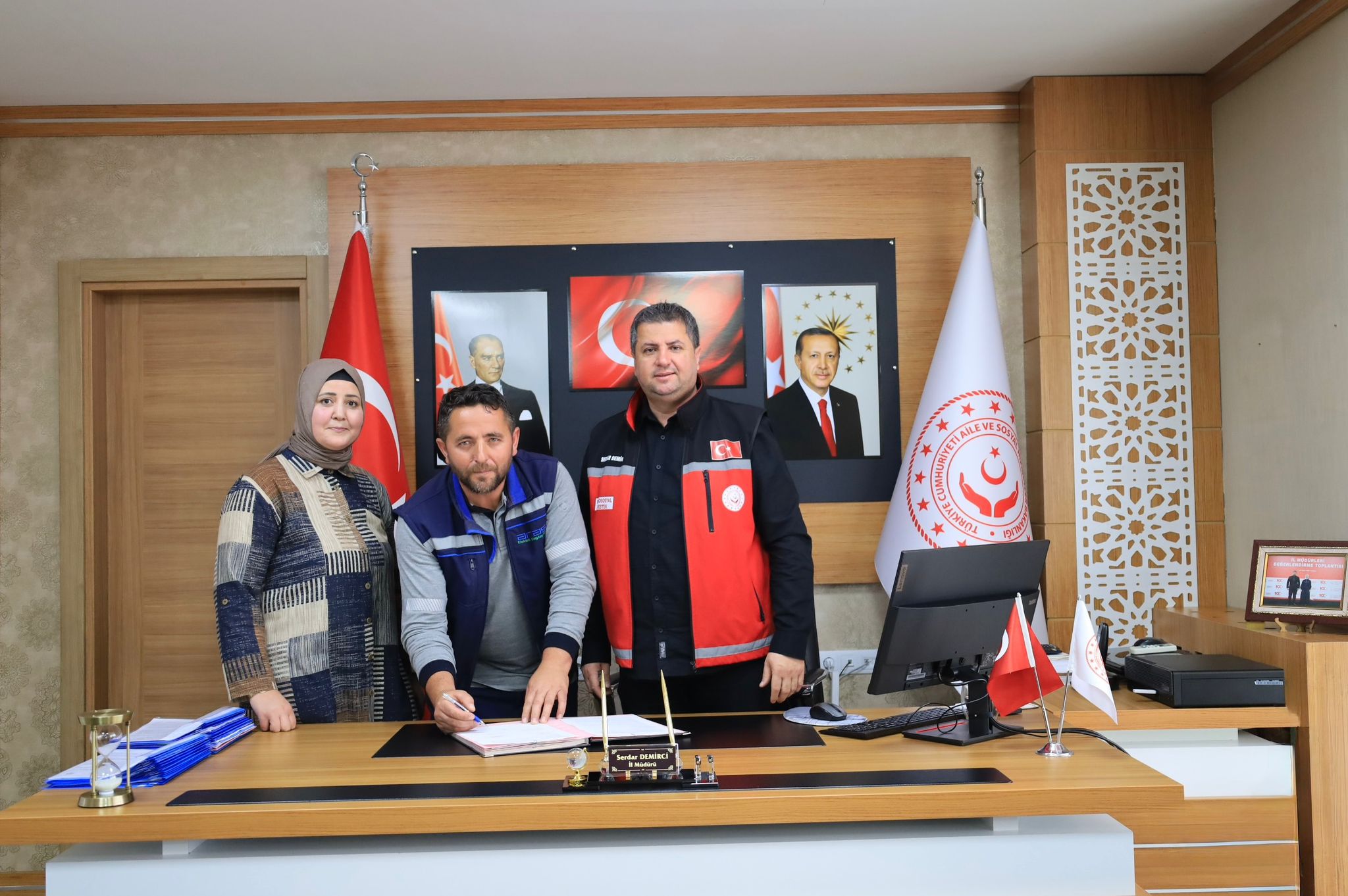  İl Müdürümüz Sayın Serdar Demirci’nin Onayıyla Koruyucu Aile Uyum Süreci Olumlu Sonuçlanan Kıymetli Yavrumuz; Koruyucu Aile Sözleşmesinin İmzalanmasının Ardından Artık Sevgiyle Büyüyeceği Sıcak Bir Yuvaya Kavuştu.